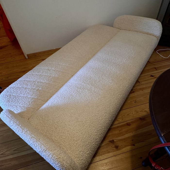 Sofá em tecido bouclé — elegante, confortável e quase novo