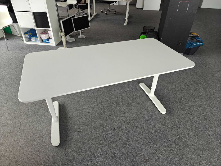Biurko z regulowaną wysokością Bekant 160x80 Białe