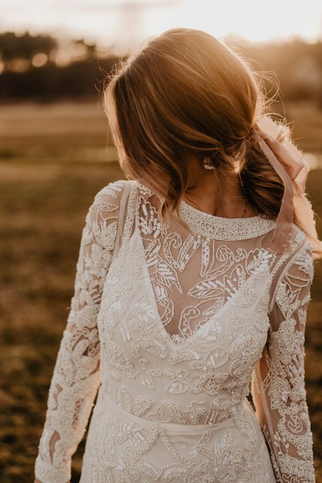 Sukna ślubna piękna odsłonięte plecy cekiny