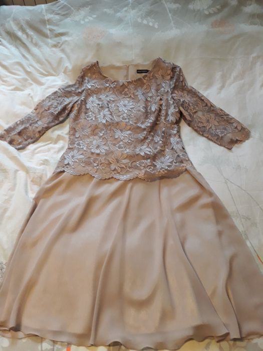Sukienka koronkowa beżowa