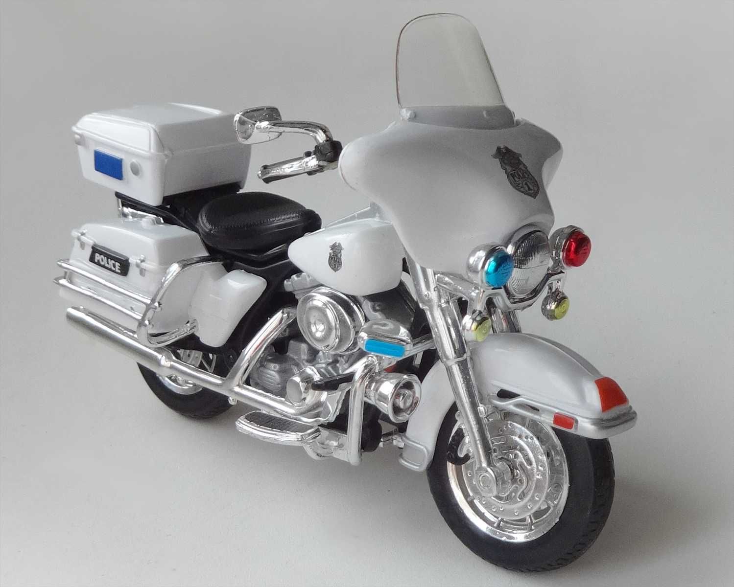 Модель мотоцикла Harley-Davidson 2004 FLHTPI Electra Glide 1:18 б/у