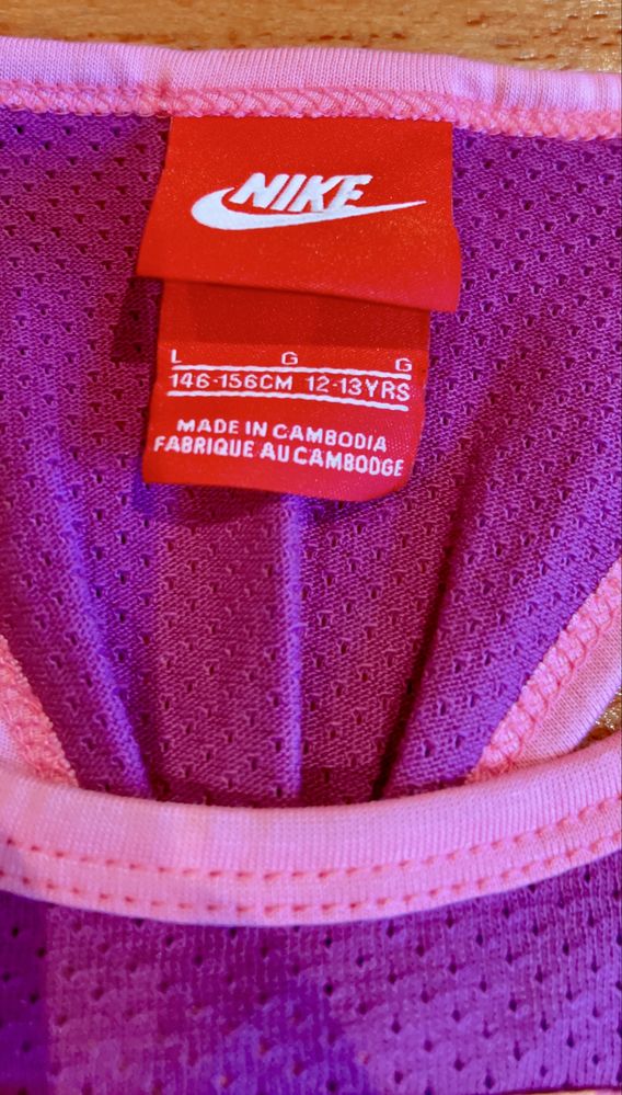 Top lilás da Nike