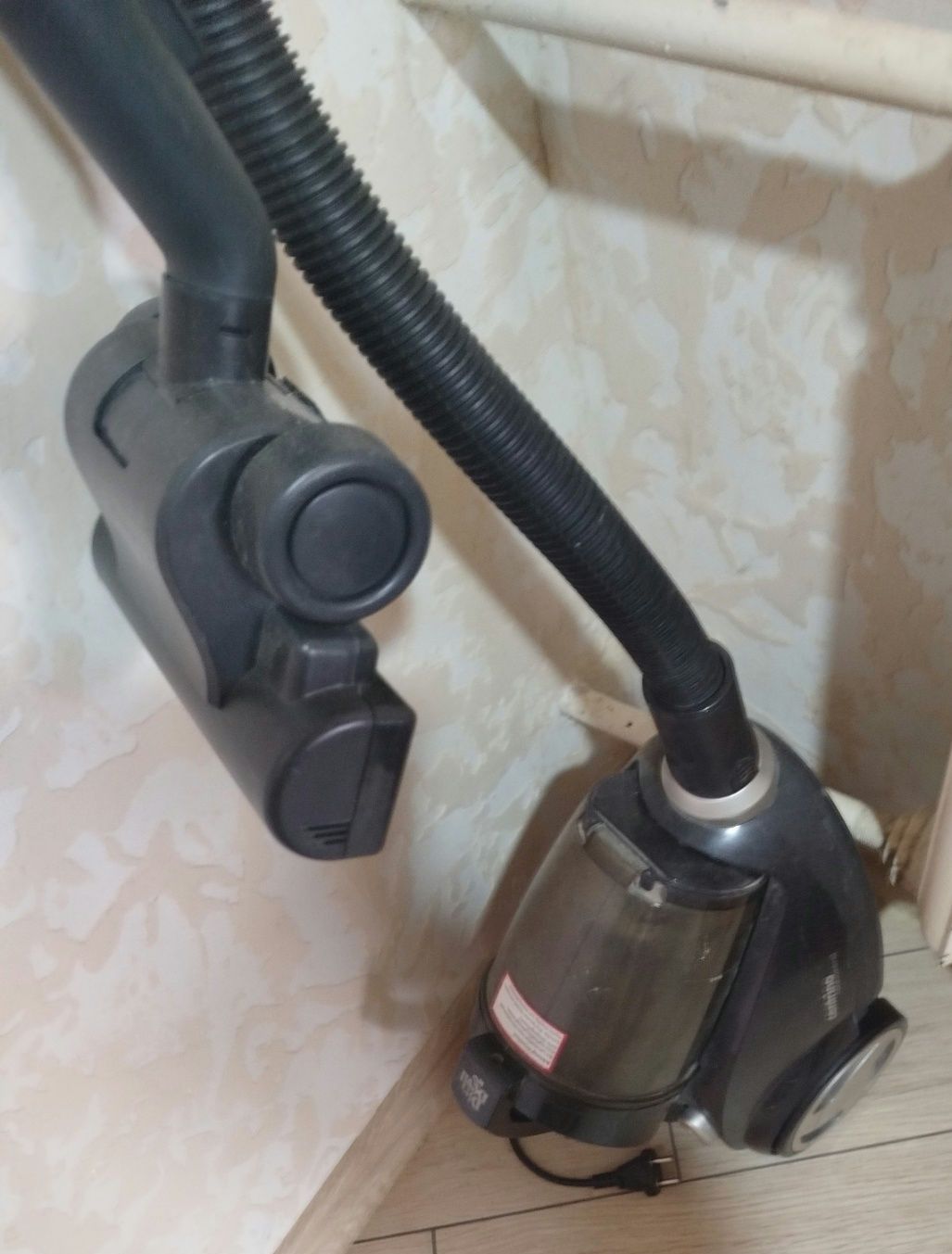 Колбовый пылесос DirtDevil M2881 с турбощеткой