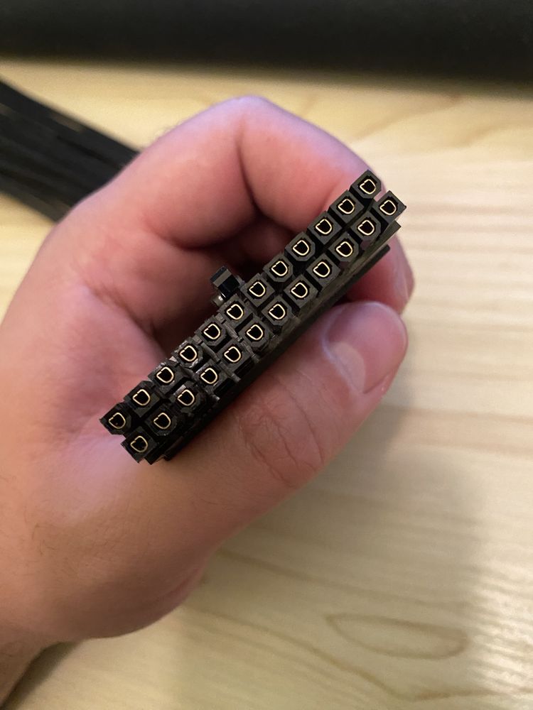 Для блока живлення кабель 24 pin