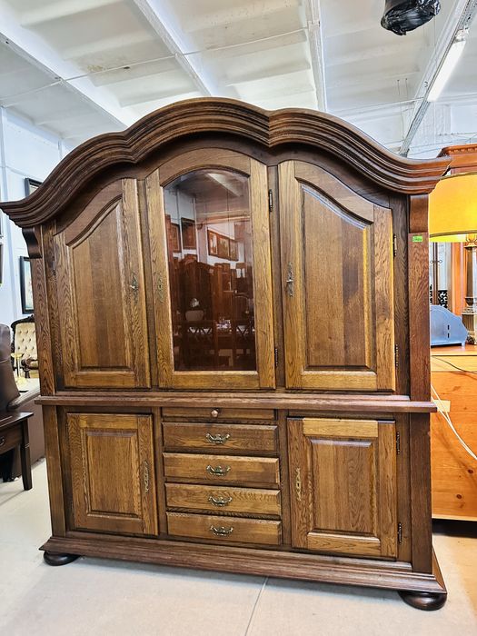 Bajkowy i stylowy kredens dębowy z podswietlanym barkiem :)