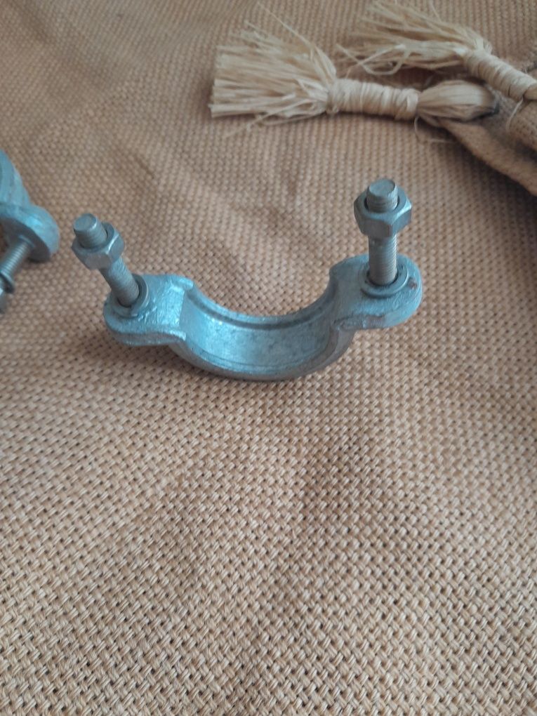 Duas (braçadeiras), puxadores antigos, em aluminio fundido.