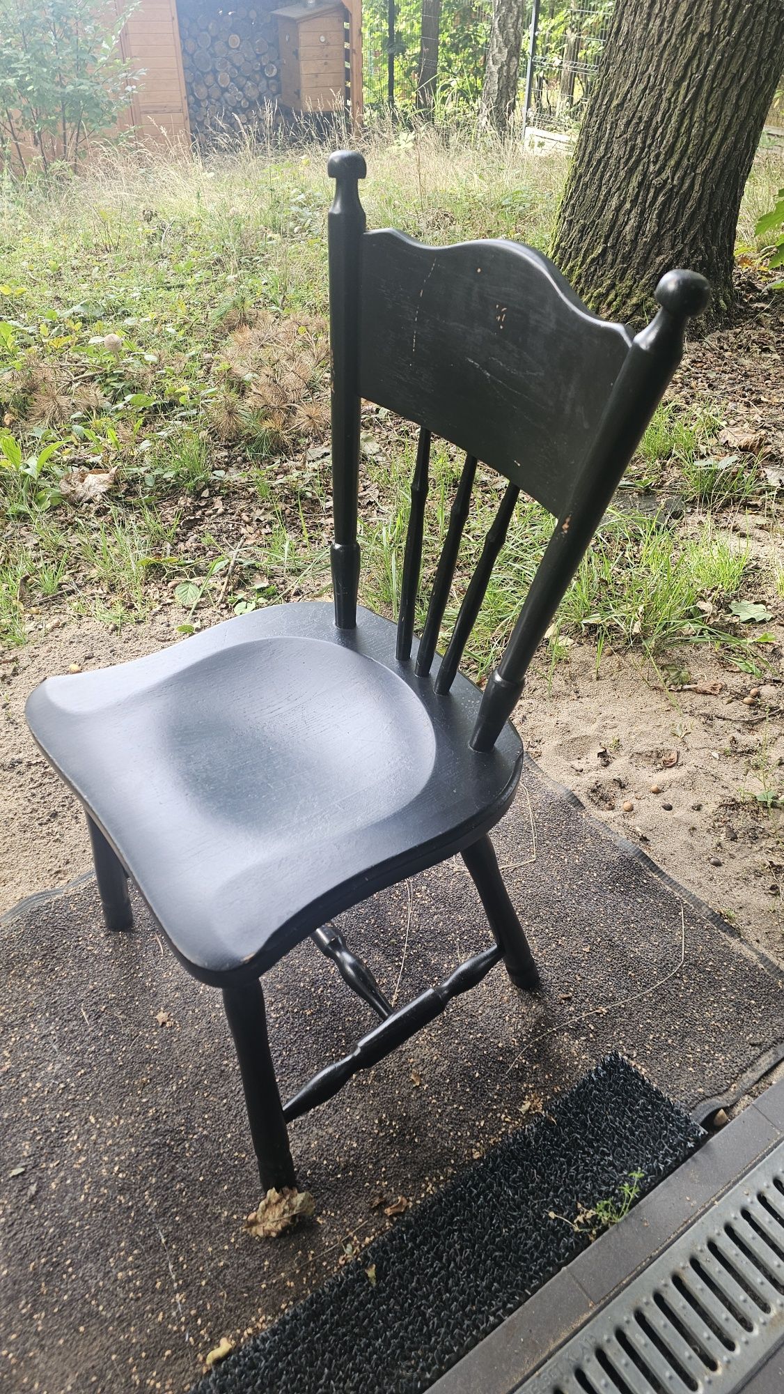 Krzesła drewniane z drewna orzech.