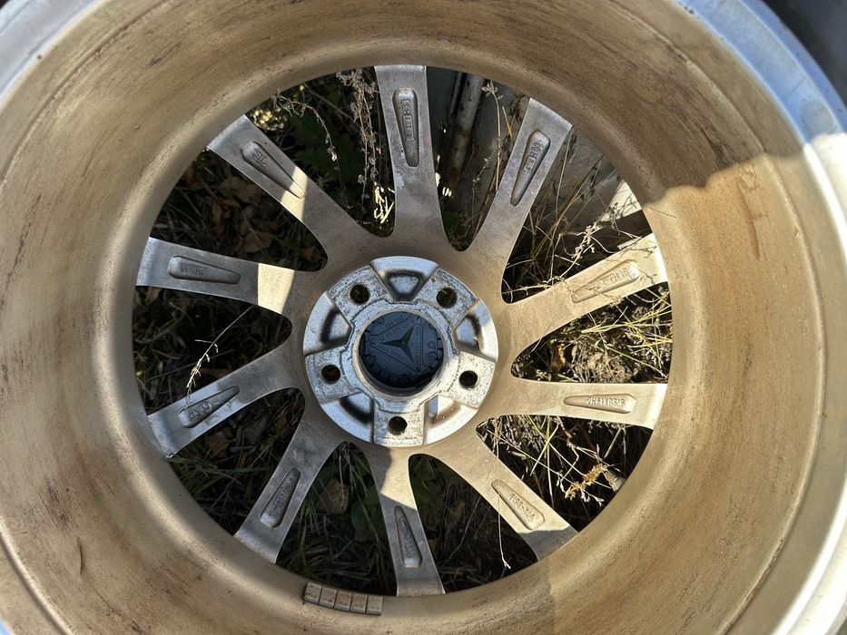 Продам комплект шини 245/40/19 зимові та диски Mercedes R19