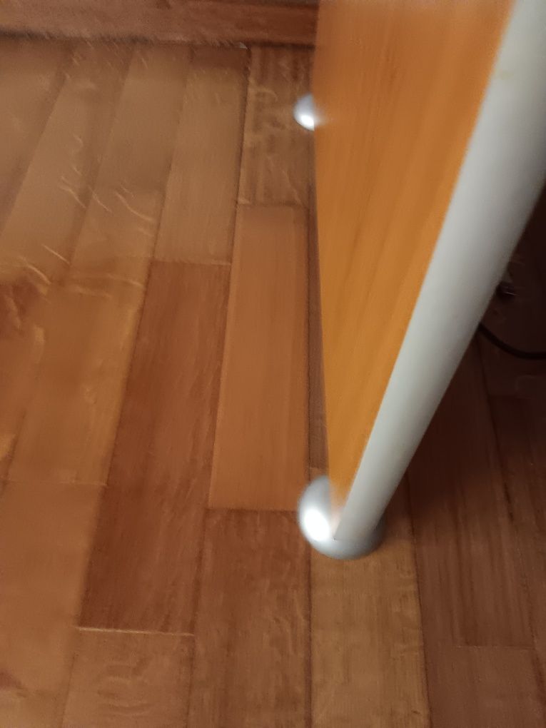 2 Armários de escritório e 1 mesa de trabalho