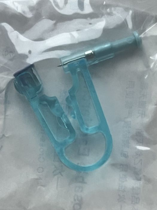 Jednorazowy pistolet do przekluwania uszu