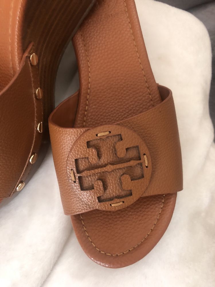 Skorzane klapki na koturnie Tory Burch r.39