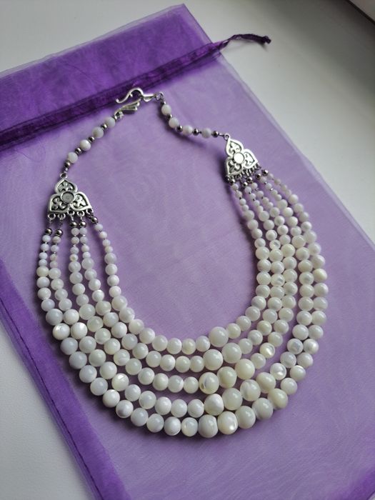 Намисто пятирядне з перламутру.