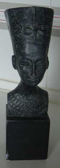 Busto da Rainha Nefertiti:Réplica da escultura no Neues Museum, Berlim