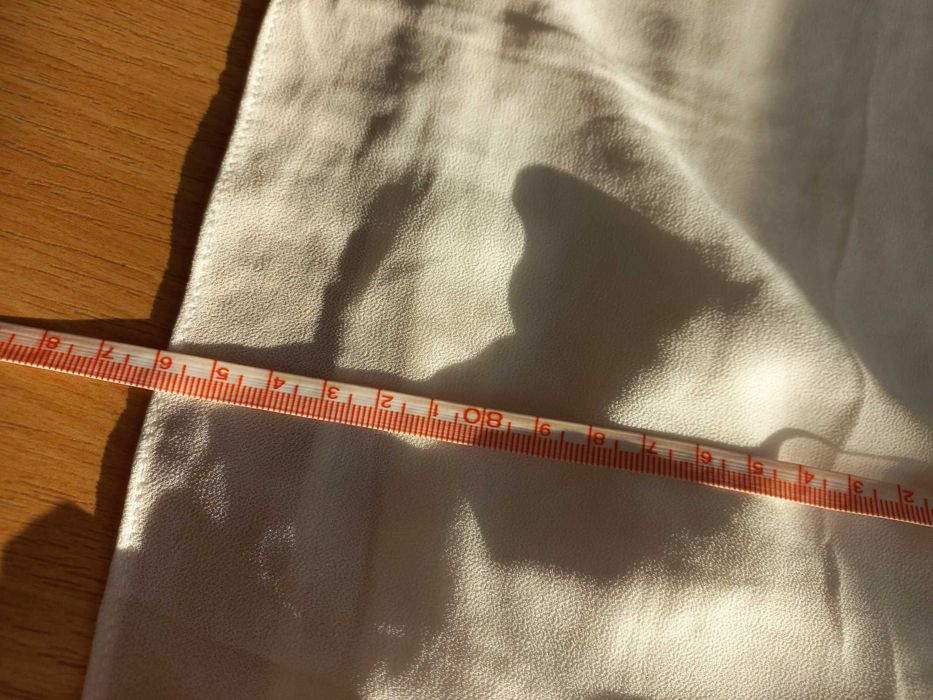 Sukienka biała z ozdobnym paseczkiem