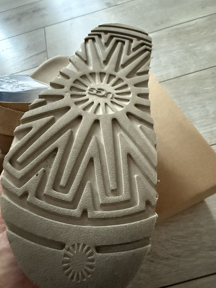 Замшеві шльопанці UGG