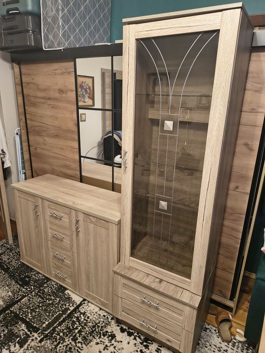 Oddam mały zestaw mebli: komodę i witrynę.