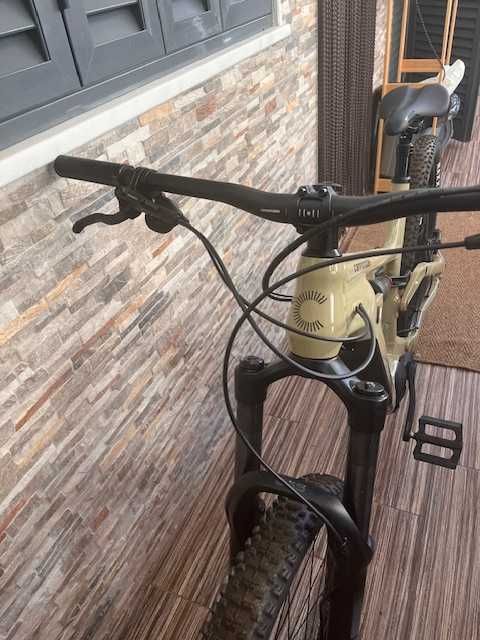 Bicicleta  cannondale com muito POUCO  USO