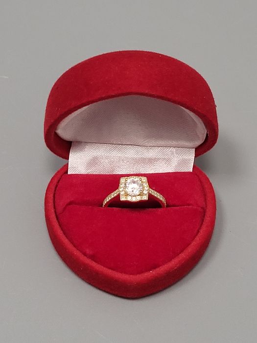 Elegancki, bogato zdobiony pierścionek zaręczynowy