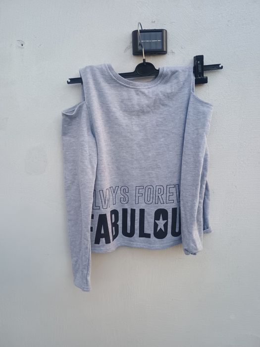 Bluza z rozcięciami na ramionach