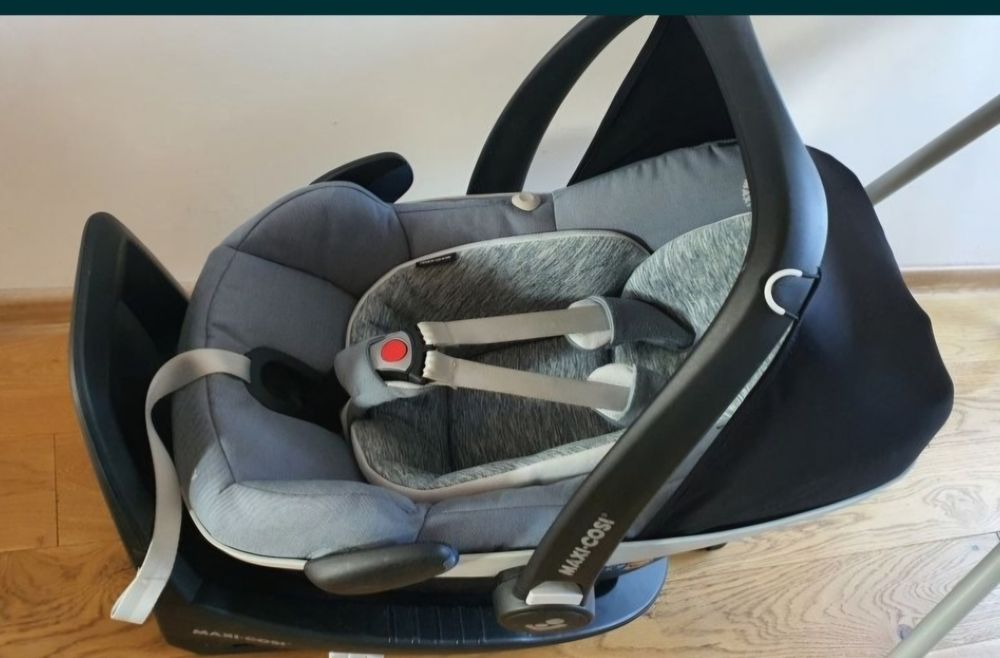 Maxi-Cosi Pebble Pro z bazą i wkładką dla niemowlaka