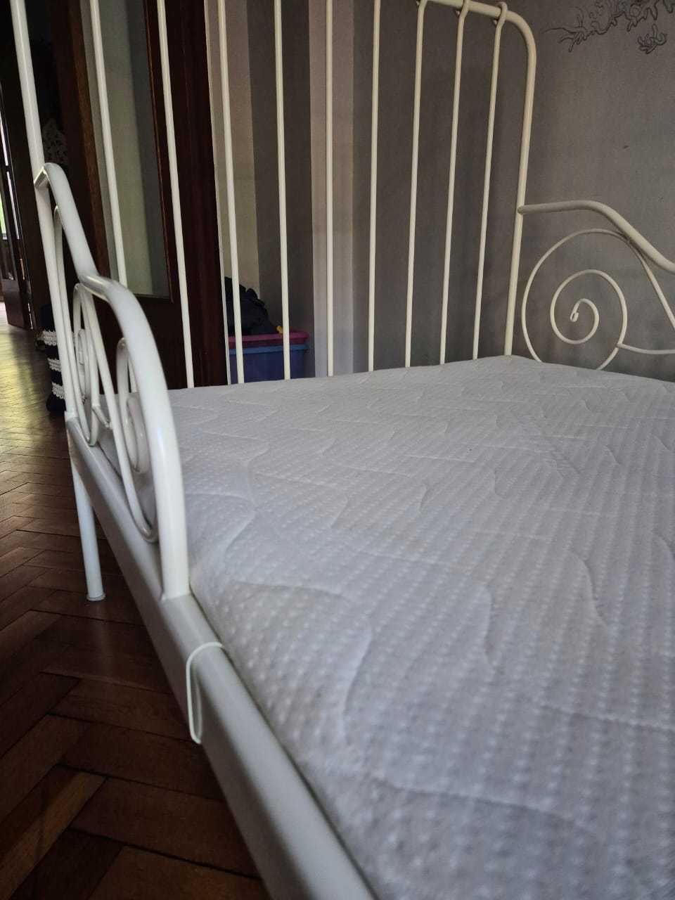łóżeczko dla dziecka z materacem