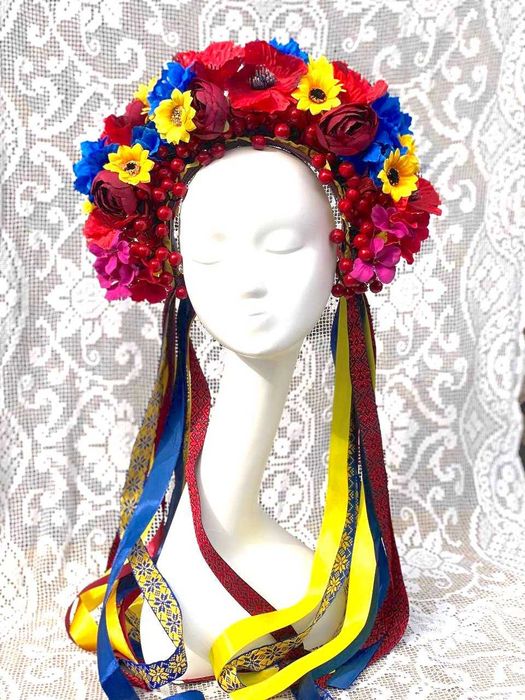 Красивий український вінок з вишитими стрічками та калиною