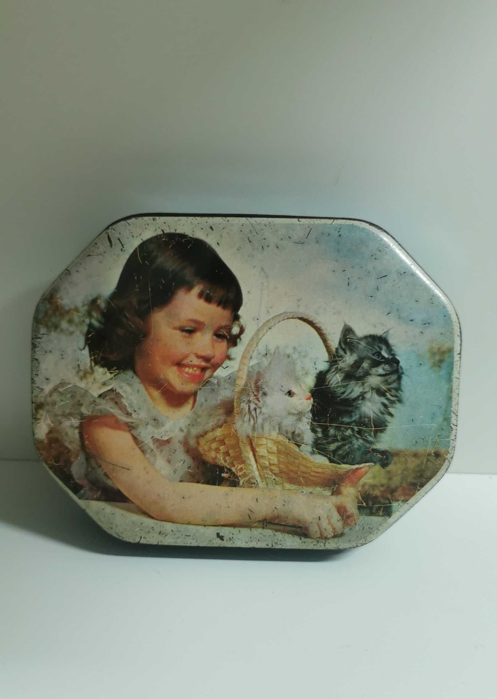 Várias latas antigas para decoração ou coleção