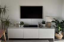 Móvel TV IKEA Besta em lacado branco com painel superior em vidro