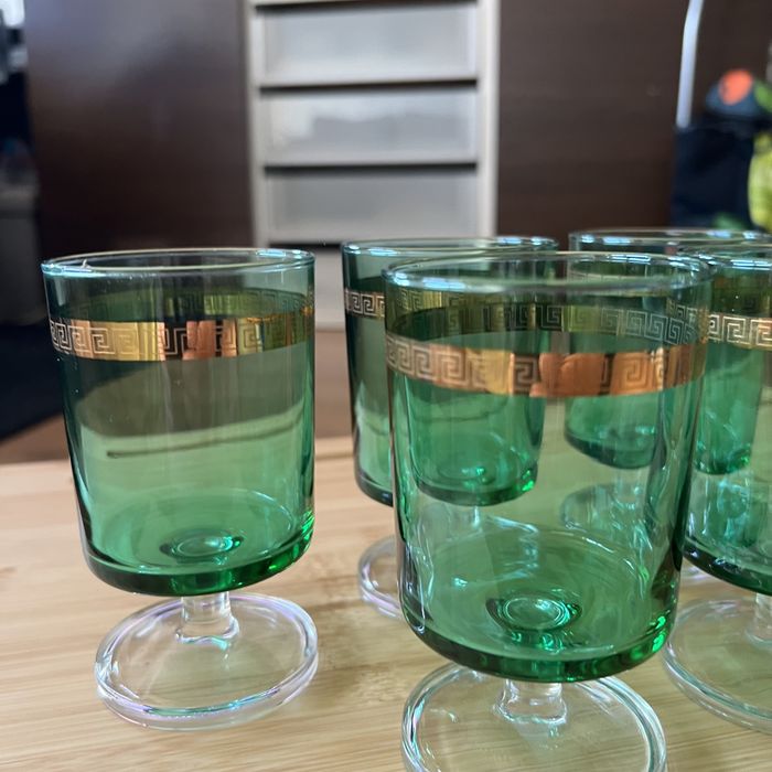 Copos em vidro verde com decoração dourada