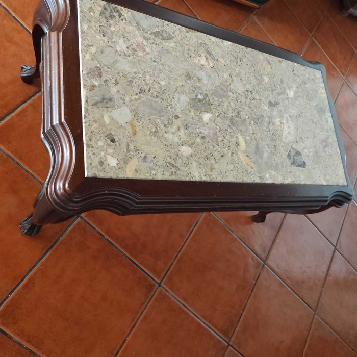 mesa de centro de madeira com topo em pedra e espelho de parede