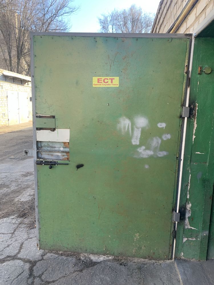 Продам  гаражные металлические ворота