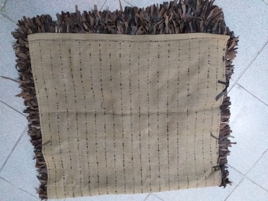 Tapete com tiras em pele