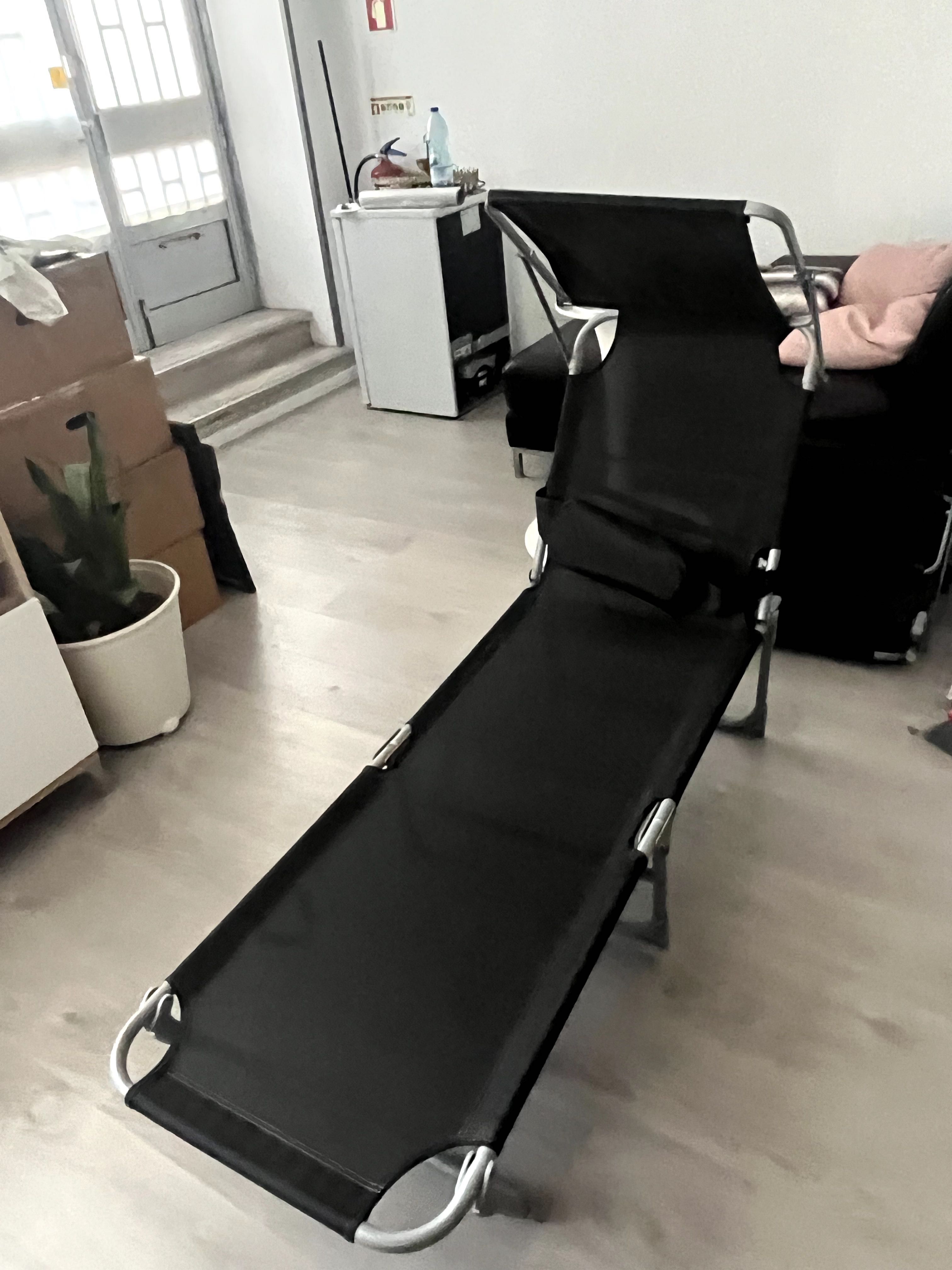 Espreguiçadeiras com protetor de cabeça e com almofada conforto.