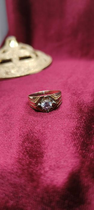 Золоте кільце 585 проби стан відмінний