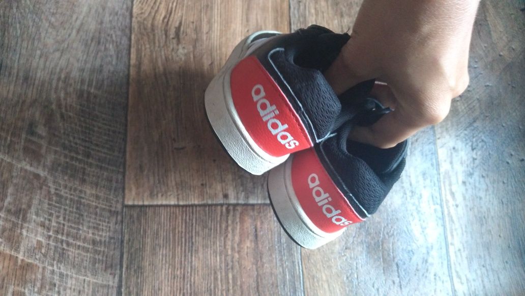 Czarne chłopięce buciki marki adidas na rzepy 27
