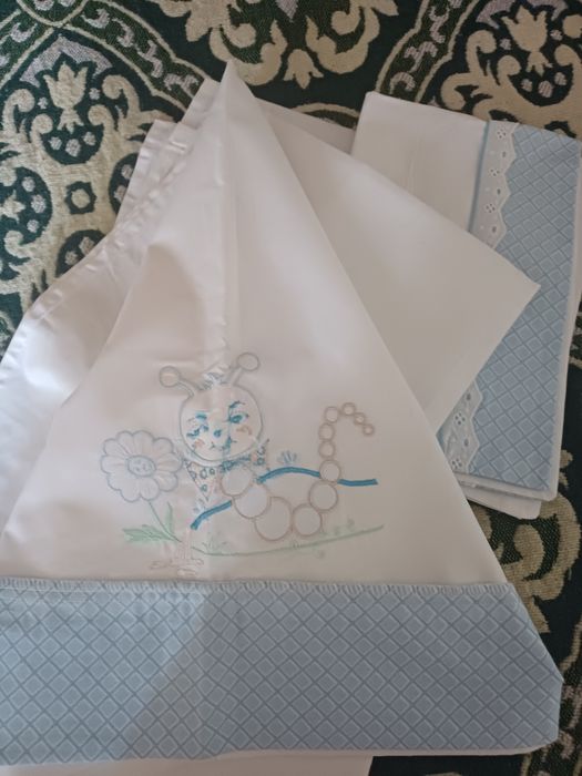 Jogos de lençóis para cama de bebé (10€ cada um)
