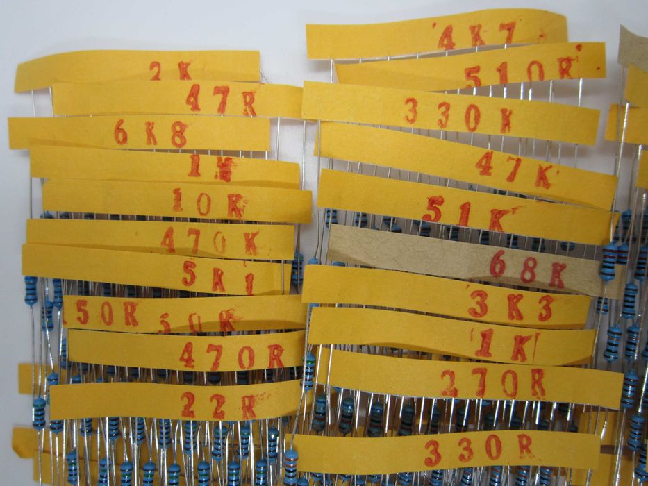 Наборы резисторов(1 Ом - 1 МОм) 300шт/600шт/820шт