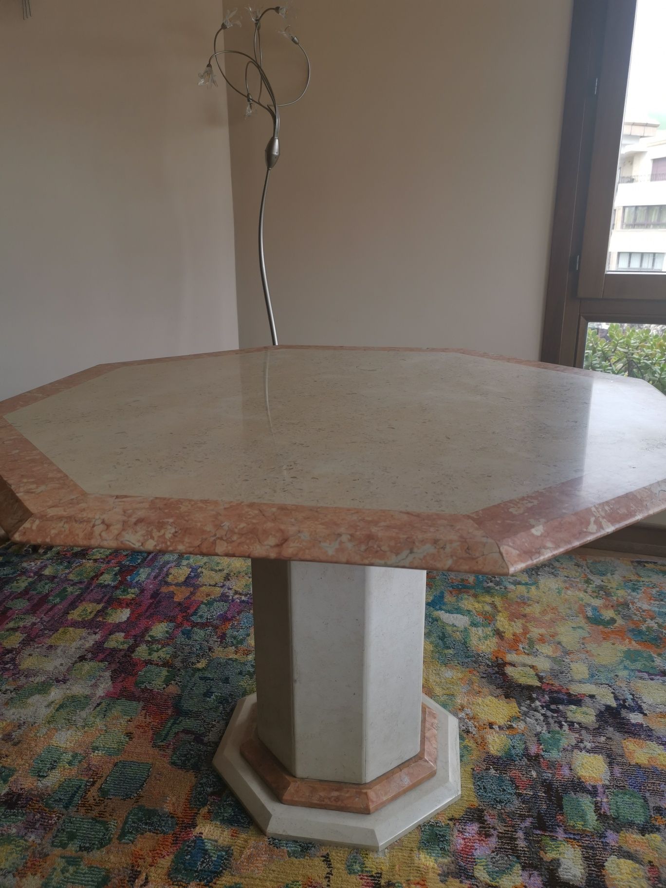 Mesa de jantar octogonal em mármore