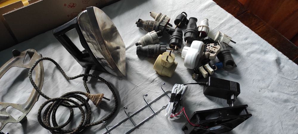 Світлодіодний ліхтар фонар електроніка утюг праска тройнік світильник