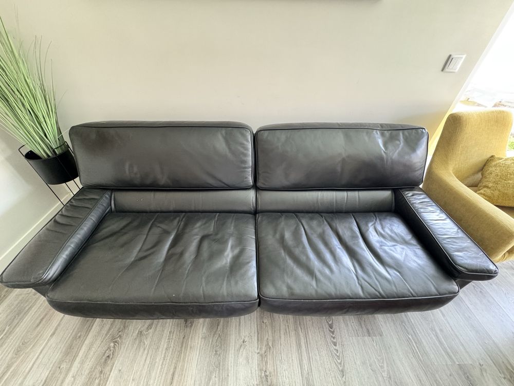 Sofa em pele preta da Cassina