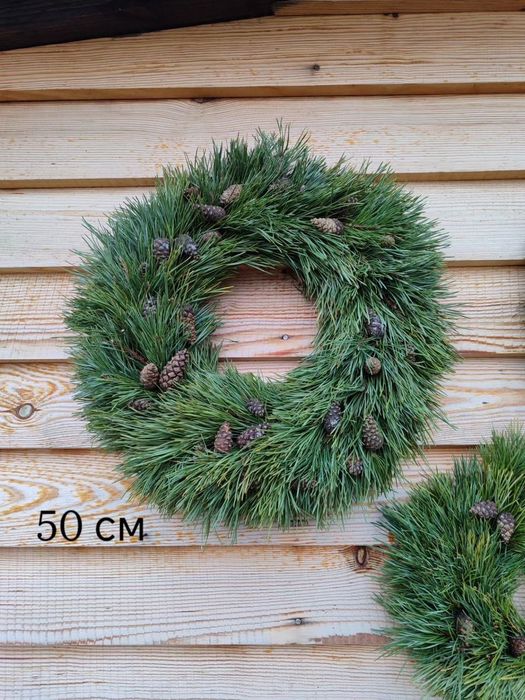 Новорічний різдвяний вінок, вінок із сосни, ялівця. Гірлянда. Ялинка