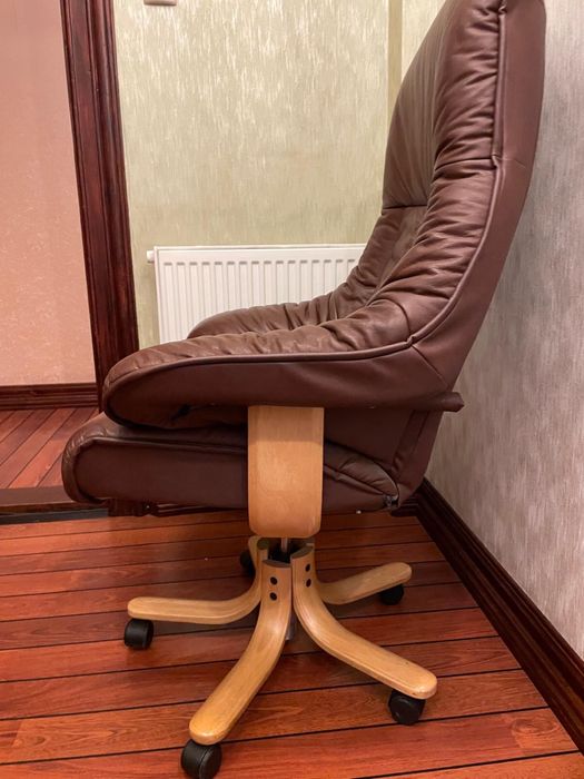 Fotel skorzany prezesa na kolkach biurowy