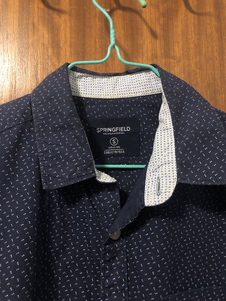 Camisa azul com pintas brancas