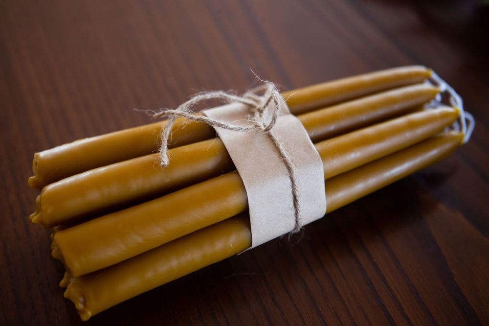velas tradicionais de cera de abelha mergulhadas à mão