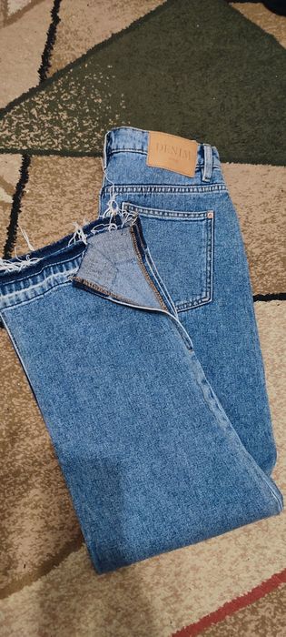 Джинсы прямые с разрезами 34 размер, штаны укороченные с лампасами