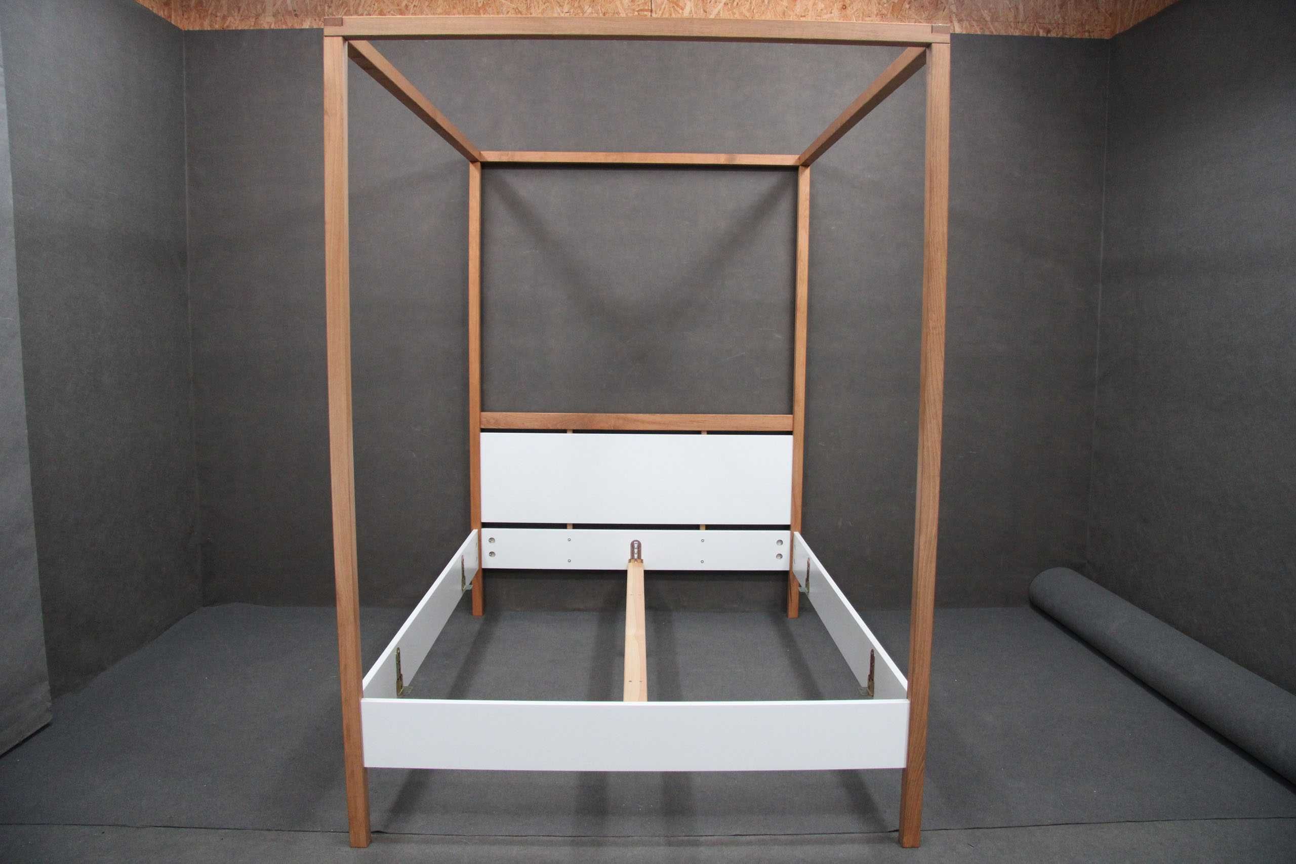 Łóżko MDF 140x200 rama biała z elementami dębowymi BGM24.pl B 8669