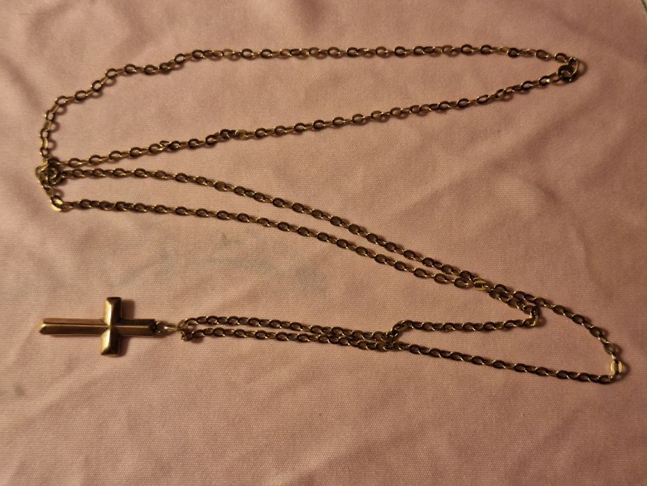 Złoty łańcuszek z krzyżykiem
