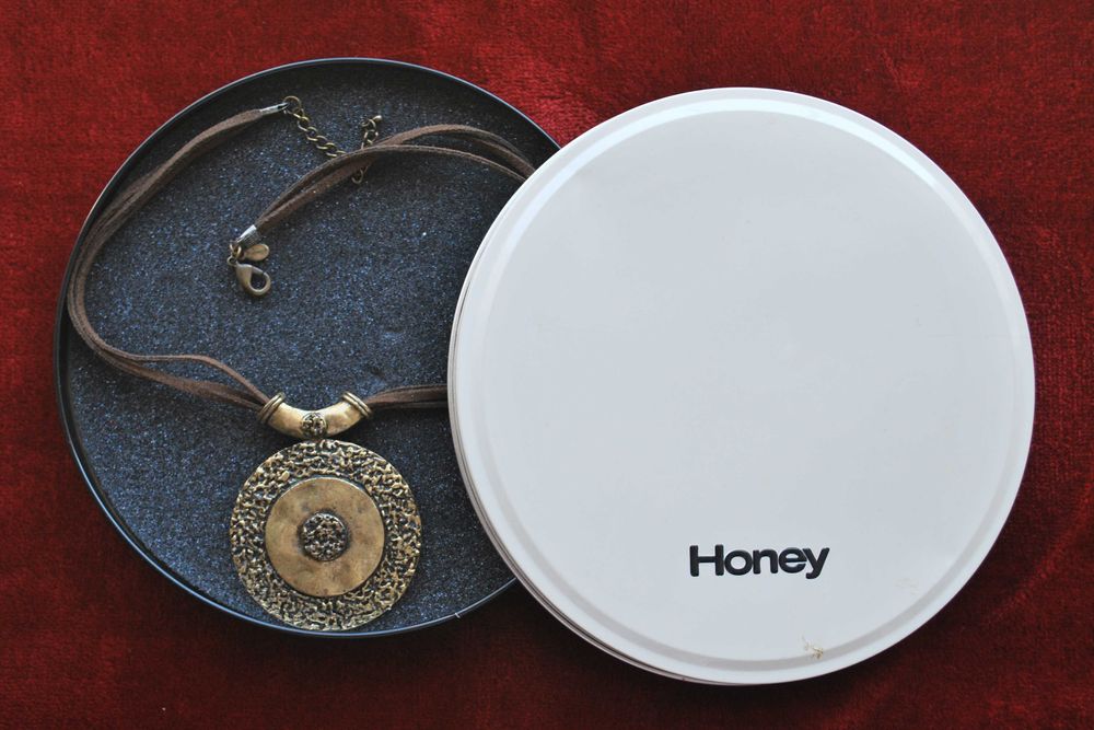 Colar da marca Honey de 2008
