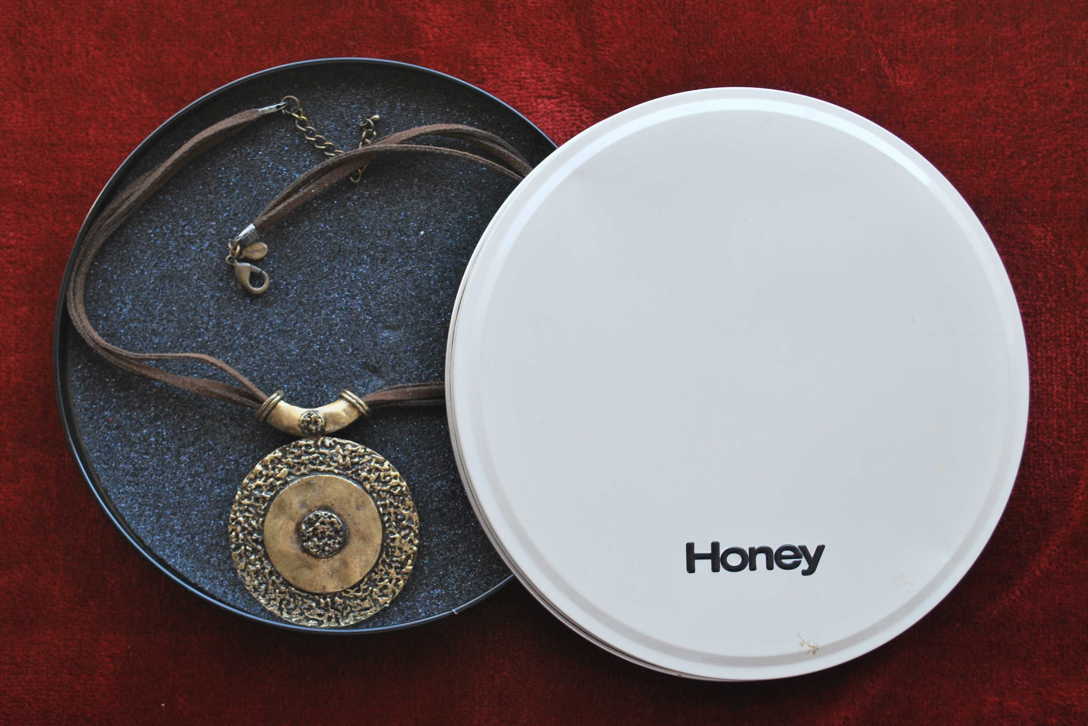 Colar da marca Honey de 2008