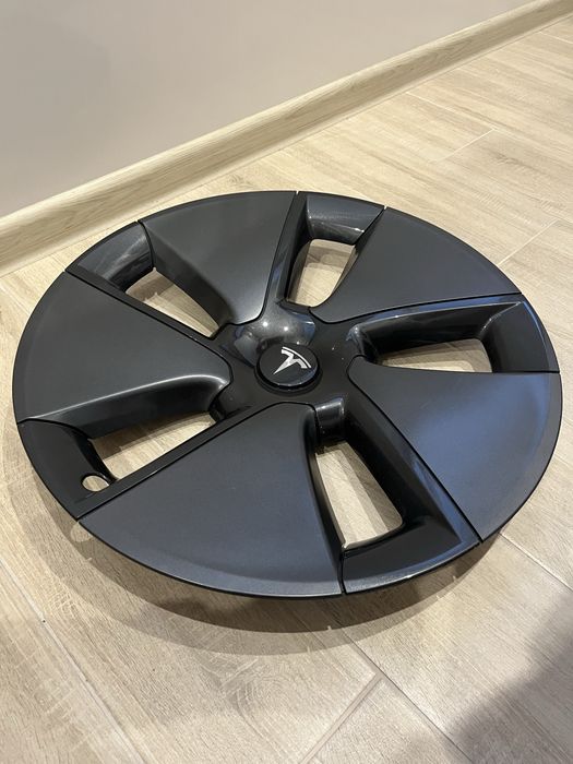 Оригінальні колпаки Tesla Model 3 R18